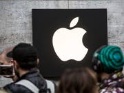 Die neuen iPhone-Geräte von Apple werden laut einem Medienbericht im Design des Modells X in drei Grössen lanciert. (Bild: KEYSTONE/EPA/OMER MESSINGER)