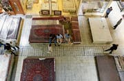 Keine Kunden für teure Perserteppiche: Aufnahme aus einem Teheraner Basar. (Bild: Abedin Taherkenareh/EPA; 6. August 2018)