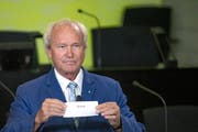 Paul Winiker hat gestern im Luzerner Kantonsratssaal die Listennummern ausgelost. (Bild: Pius Amrein (Luzern, 27. August 2018))