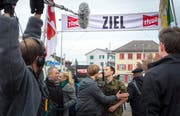 Hauptdarsteller Max Hubacher ist im Ziel: Im November 2016 wurden in Frauenfeld Szenen für den Film "Der Läufer" gedreht. (Bild: Andrea Stalder)