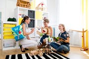 Von links: Corinne Christen, Leiterin der Kompass-Schule, Kindergärtnerin Sibylle Renggli und Basisstufenlehrerin Livia Schwander. (Bild: Philipp Schmidli (Horw, 22. August 2018))
