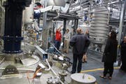 Die Besucher lassen sich die Produktionsanlage der Avery Dennison in Kreuzlingen zeigen. (Bild: Rolf Müller)