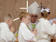 Am Sonntag hatte Papst Franziskus gesagt, wenn sich Homosexualität schon in der Kindheit zeige, gebe «es viel, das mit Psychiatrie gemacht werden kann, um zu sehen, wie die Dinge liegen». Am Montag zog der Vatikan die Aussage am Montag «zurück». (Bild: KEYSTONE/AP/MATT DUNHAM)