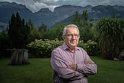 «Unser System lebt vom Konsens»: Arnold Koller in seinem Garten in Steinegg. (Bild: Michel Canonica/24. August 2018)