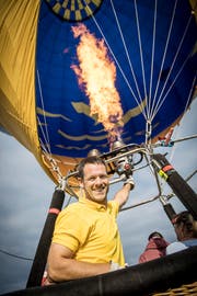 Ballonfahrer Stefan Zeberli in voller Aktion. (Bild: Reto Martin)
