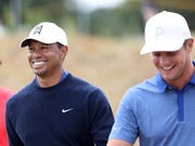 Der Verlierer und der Sieger bei bester Laune: Tiger Woods und Bryson DeChambeau (Bild: KEYSTONE/AP/PETER MORRISON)