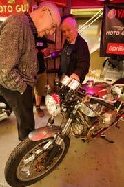 Eine umgebaute Moto Guzzi weckt das Interesse der Festbesucher in Gloten.