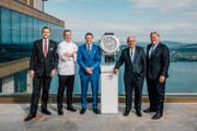 Vertreter des Bürgenstock-Resorts und des Gastroführers posieren vor prächtiger Aussicht: V.l. Direktor Robert P. Herr, Küchendirektor Mike Wehrle, Sascha Moer, CEO von Carl F. Bucherer, Gault-Millau-Chefredaktor Urs Heller und Bruno H. Schöpfer, Projektleiter und Vertreter der katarischen Besitzer.