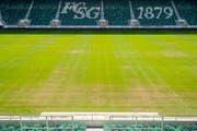 Trotz brauner Flecken ist der Platz gut bespielbar (Bild: Urs Bucher)