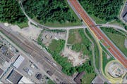 Der Standort für Fahrende zwischen Rothenburg Station Ost (unten) und der Autobahn. (Bild: map.search.ch)
