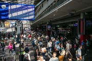 Die Anzeigetafel im Bahnhof Luzern ist heute schon gross. Im nächsten Frühling dürfte gar eine 100 Meter breite Videowand über den Perrons installiert werden. (Bild: Philipp Schmidli, 7. Juni 2018)