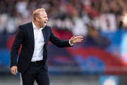Zürichs Trainer Ludovic Magnin regt sich gegen Basel über einen Fehlentscheid auf (Bild: Ennio Leanza/KEY).