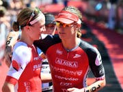 Caroline Steffen (rechts) gewinnt als Mutter erstmals einen 70.3 Ironman. Die Wahl-Australierin war während Jahren die Schweizer Nummer 1 im Mittel- und Langdistanz-Triathlon, ehe Daniela Ryf (links) die internationale Konkurrenz zu dominieren begann (Bild: KEYSTONE/AP Delly Carr)