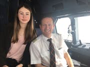 Christian Rohrbach mit seiner Tochter Nina im Cockpit auf einem Flug von Zürich nach Barcelona. (Bilder: PD)