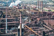 Birgt politischen Zündstoff: Europas grösstes Stahlwerk im süditalienischen Taranto. (Bild: Fabrizio Villa/Getty (9. April 2013))