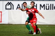 Der Krienser Anthony Bürgisser (hinten) gegen den Wiler Nias Hefti (Marc Schumacher/freshfocus)
