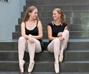 Die Maturandinnen Melanie Jallard (links) und Anja Schellingerhout sind parat. (Bild: Marion Wannemacher (Sarnen, 21. August 2018))