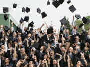 Wer einen Studienabschluss in der Tasche hat, hat noch lange nicht ausgesorgt. In der Schweiz haben 4,8 Prozent der Studienabsolventen ein Jahr nach dem Abschluss noch keine Stelle. In der Romandie liegt der Prozentsatz sogar bis zu doppelt so hoch. (Bild: Keystone/AP/JOERG SARBACH)