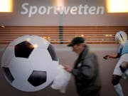Sportwetten sind Glücksspiele und auch für Kenner ist das Voraussehen eines Spielergebnisses weitgehend vom Zufall abhängig. Mit einer Sensibilisierungskampagne wird auf das Problem der Spielsucht bei Sportwetten aufmerksam gemacht. (Bild: KEYSTONE/AP dapd/PHILIPP GUELLAND/DDP)