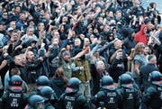 Rechte Demonstranten gestern im Zentrum von Chemnitz. (Bild: Jan Woitas/Keystone)