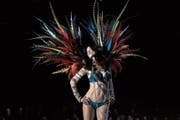 Die offensiv beworbenen, aufreizenden Dessous von Victoria’s Secret scheinen mittlerweile nicht nur an der Mode, sondern auch am Zeitgeist vorbeizugehen: das brasilianische Model Adriana Lima bei einer Fashionshow im chinesischen Schanghai.Bild: Andy Wong/AP ( (Bild: 20. November 2017))