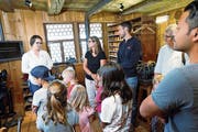 Museumsführern Regula Hauser (links im Bild) führte die Kinder zu den einzelnen historischen Figuren. (Bild: Werner Schelbert (Zug, 26. August 2018))