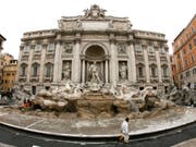 Im Trevi-Brunnen und anderen Brunnen in Rom suchen angesichts der heissen Temperaturen immer wieder Touristinnen und Touristen trotz Verboten Abkühlung. Mit den happigen Strafen kann die Stadt Rom ihre Kassen füllen. (Bild: KEYSTONE/EPA/ETTORE FERRARI)