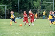 Kampf um das runde Leder: Nur wer schneller als der Gegner ist, kann den Ball erobern. (Bild: Andreas Taverner)