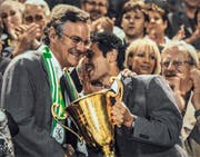 Präsident Thomas Müller (links) und Trainer Marcel Koller mit dem Meisterpokal in der Hand. (Bild. Keystone/Walter Bieri)