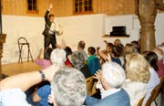 Der Kabarettist Flurin Caviezel aus dem Engadin hatte das Publikum in der Alten Mühle schnell «im Sack». (Bild: Heidy Beyeler)