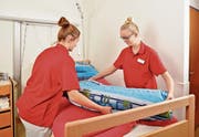 Zwei Lernende bei ihrer täglichen Arbeit in einem der Urner Pflegeheime. (Bild: PD)