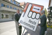 Ein Abstimmungs-Hinweisplakat wird entfernt. (Bild André A. Niederberger)
