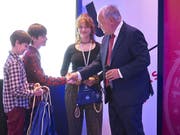 Über 2700 Zeichnungen von Kindern zum Thema Weltall sind mit an Bord. Im Bild Zeichner mit Bundesrat Johann Schneider-Ammann. (Bild: Cheops/Adrian Moser)