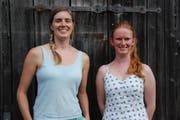 Katy Pegg und Amelie Brune (rechts) stehen vor der Scheune, in der sie früher viel geübt haben. (Bild: Emilie Jörgensen)