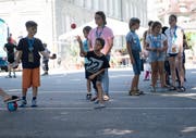 Kinder spielen anlässlich der Eröffnung des Ferienpass 2018 beim Maihof (Bild: Corinne Glanzmann (Luzern, 16. Juli 2018)).