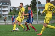 Eschenbachs Roger Zimmermann (links) wird vom Brunner Blendi Pajaziti unter Druck gesetzt. (Bild: Dominik Wunderli (Eschenbach, 25. August 2018)