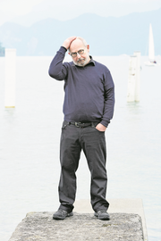 Nachdenklichkeit ist Pflicht und Kür. Der Autor am Vierwaldstättersee.Bild: Christoph Schuerpf/KEY, (5.6.2017)