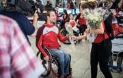 Der Thurgauer Marcel Hug wird am Montag am Flughafen Zürich-Kloten von Fans und Familie sowie den Medien empfangen. (Bilder: Reto Martin)