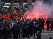 Aggressive Stimmung: Bei Zusammenstössen rechts- und linksgerichteter Demonstranten sind am Montagabend in Chemnitz nach Polizeiangaben mindestens zwei Personen verletzt worden. (Bild: KEYSTONE/EPA/FILIP SINGER)