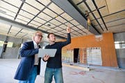 Sekundarschulpräsident Robert Schwarzer und Projektleiter Simon Oswald im Mehrzwecksaal. Die Decke wurde angehoben und verstärkt mit Stahlstützen sowie Kohlefaserlamellen. (Bild: Max Eichenberger)
