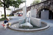 Archaisch, erfrischend und voller Spannungen: der Stadthofbrunnen von John Grüniger. (Bild: Werner Schelbert, Zug, 20. August 2018)