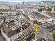 Der Brand in der Nacht auf Samstag hat hohen Sachschaden angerichtet. Unklar ist, was mit dem Gebäude nun passiert. (KEYSTONE/Ennio Leanza) (Bild: Keystone/ENNIO LEANZA)