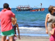 Erstmals seit fast vier Jahren hat ein Flüchtlingsboot Australien erreicht. Das Boot lief vor der Küste auf Grund. Inzwischen konnten 15 Bootsinsassen gefunden werden. (Bild: KEYSTONE/EPA AAP/BRIAN CASSEY)