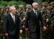 Arnold Koller mit Südafrikas Präsident Nelson Mandela am 3. September 1997 in Bern. (Keystone/Jürg Müller)