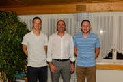 Die geehrten Vereinsmitglieder Ralph Bomatter (links) und Mario Trovatelli (rechts) mit dem Präsidenten René Deplazes. (Bild: PD)