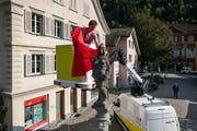 Für den Start der App «Sqwiss» wurde die Urania auf dem Lehnplatz mit einem roten Tuch eingehüllt. (Bild: Philipp Schmidli (Altdorf, 28. August 2018))