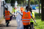 Am Wochenende führen die McDonald’s-Filialen an der Thurau und in Rickenbach Aufräumaktionen durch. (Bild: PD)