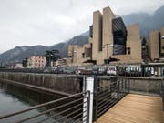 Das von Mario Botta geplante Casino dominiert das Dorfbild in Campione d'Italia. Nun steht es vor dem Aus. (Bild: Keystone/KEYSTONE/TI-PRESS/PABLO GIANINAZZI)
