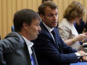 Frankreichs Präsident Emmanuel Macron verliert einen seiner beliebtesten Minister: Umweltminister Nicolas Hulot (lins) tritt zurück. (Bild: KEYSTONE/AP/ARMANDO FRANCA)