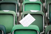 Am 23. Juli 2016 wurde «Üses Lied» den Matchbesuchern vorgestellt – auf den Sitzen verteilte Text- und Notenblätter animierten die Fans zum Mitsingen. (Bild: Benjamin Manser)